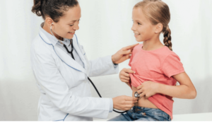 gastroenterologa visita bambina nel centro figebo