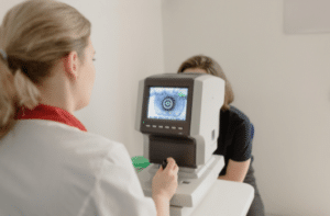dottoressa analizza pachimetria corneale della paziente