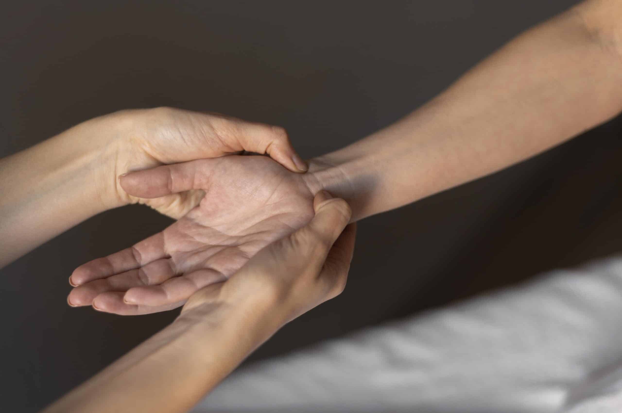 Formicolio a mani e piedi: da cosa può dipendere?